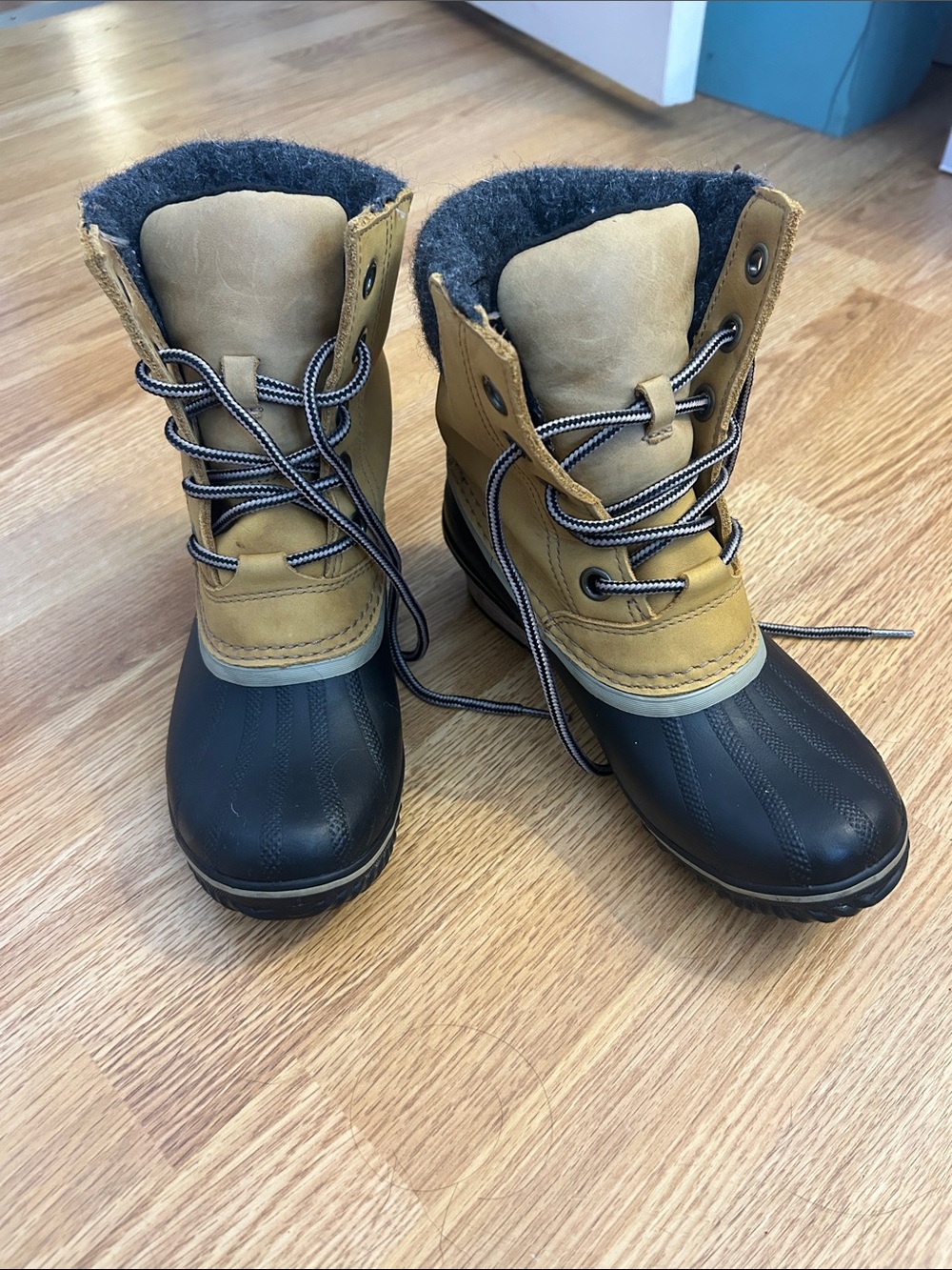 Sorel Women's Tan and Black Winter Lace-Up Boots